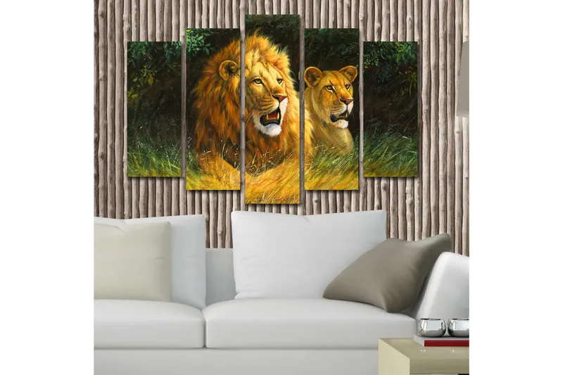 Suuri canvas-taulu, 5 osaa, 105x70 cm - Ylpeä naarasleijona ja leijona luonnollisessa ympäristössä - Kulta / Vihreä / Ruskea - Sisustustuotteet - Taulu & taide - Canvas-taulu