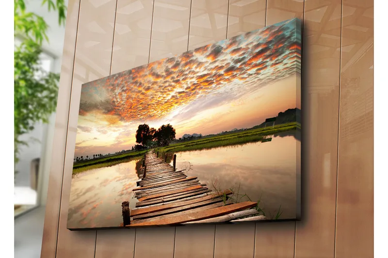 Suuri canvas-taulu 100x70 cm - Kaunis auringonlasku tyynen veden ylittävän puisen sillan yli - Oranssi / Vihreä / Ruskea - Sisustustuotteet - Taulu & taide - Canvas-taulu