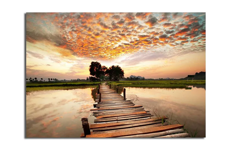 Suuri canvas-taulu 100x70 cm - Kaunis auringonlasku tyynen veden ylittävän puisen sillan yli, Oranssi / Vihreä / Ruskea