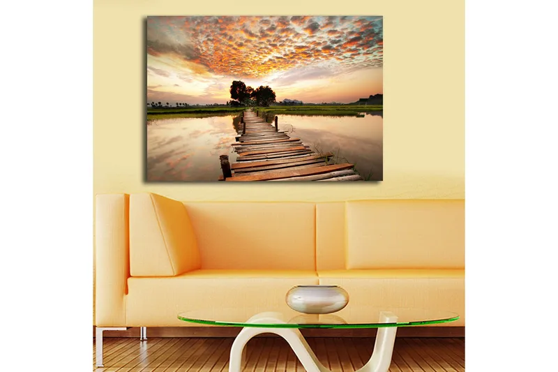 Suuri canvas-taulu 100x70 cm - Kaunis auringonlasku tyynen veden ylittävän puisen sillan yli - Oranssi / Vihreä / Ruskea - Sisustustuotteet - Taulu & taide - Canvas-taulu