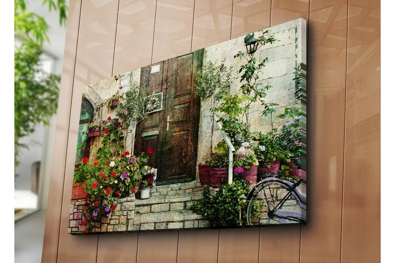 Suuri canvas-taulu 100x70 cm - Kaunis ovi värikkäiden kukkien ja vehreyden ympäröimänä - Punainen / Vihreä / Violetti - Sisustustuotteet - Taulu & taide - Canvas-taulu