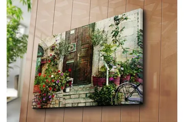 Suuri canvas-taulu 100x70 cm - Kaunis ovi värikkäiden kukkien ja vehreyden ympäröimänä - Punainen / Vihreä / Violetti - Sisustustuotteet - Taulu & taide - Canvas-taulu
