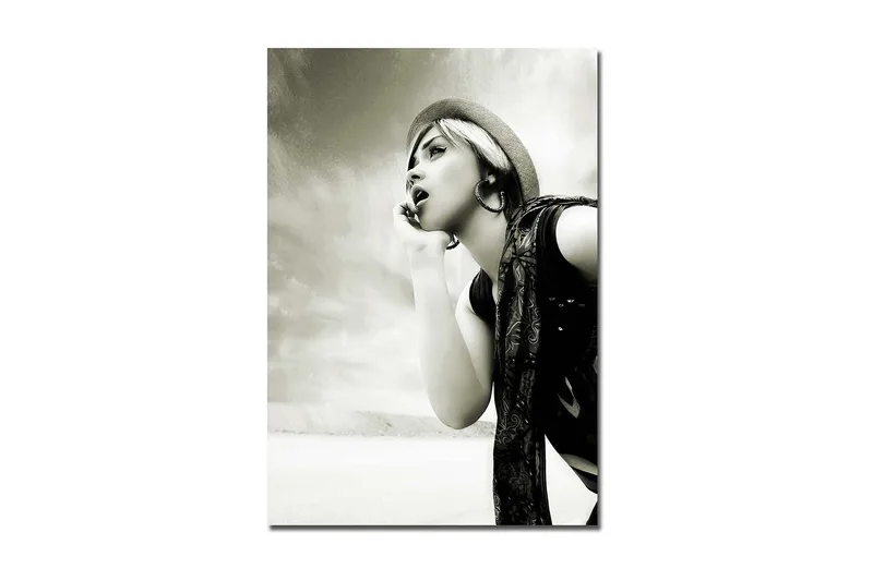 Suuri canvas-taulu 70x100 cm - Muotokuva naisesta dramaattisessa poseerauksessa hattu ja huivi päässä, Musta / Valkoinen / Harmaa
