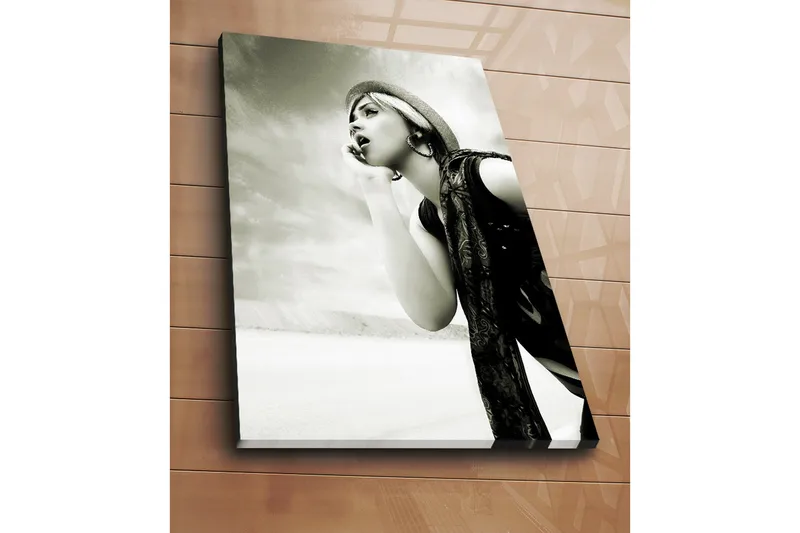 Suuri canvas-taulu 70x100 cm - Muotokuva naisesta dramaattisessa poseerauksessa hattu ja huivi päässä - Musta / Valkoinen / Harmaa - Sisustustuotteet - Taulu & taide - Canvas-taulu