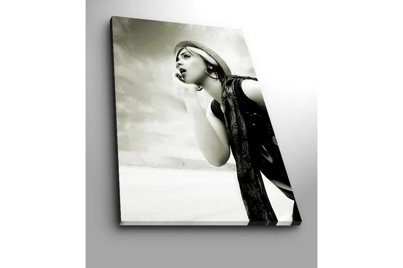 Suuri canvas-taulu 70x100 cm - Muotokuva naisesta dramaattisessa poseerauksessa hattu ja huivi päässä - Musta / Valkoinen / Harmaa - Sisustustuotteet - Taulu & taide - Canvas-taulu