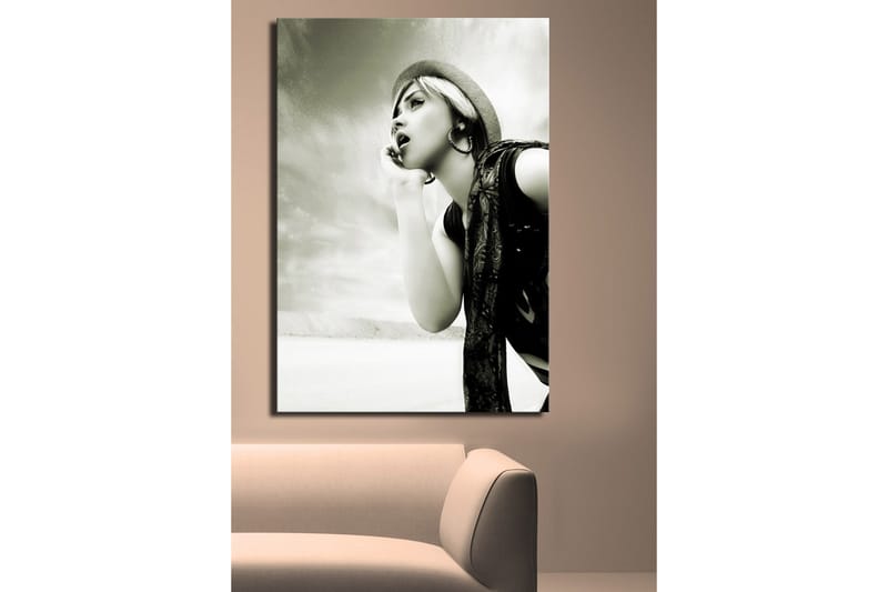 Suuri canvas-taulu 70x100 cm - Muotokuva naisesta dramaattisessa poseerauksessa hattu ja huivi päässä - Musta / Valkoinen / Harmaa - Sisustustuotteet - Taulu & taide - Canvas-taulu