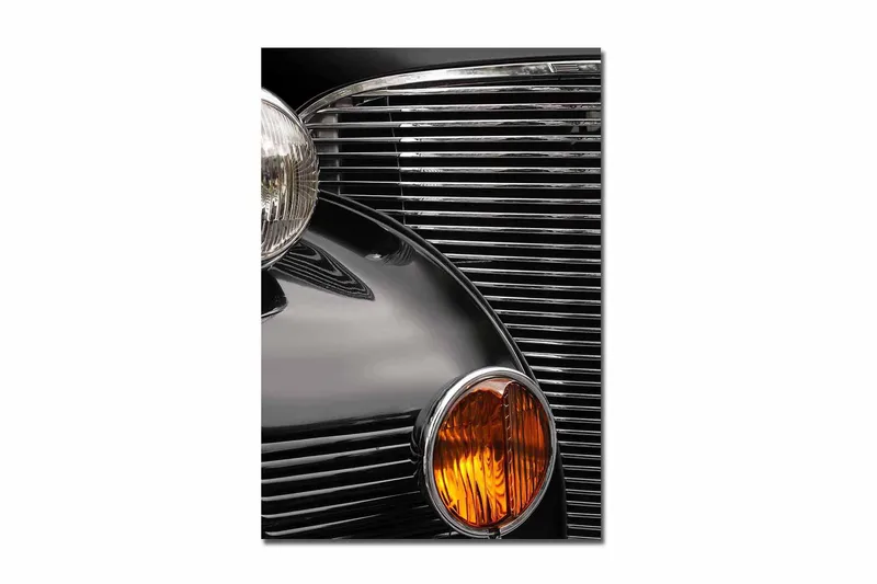 Suuri canvas-taulu 70x100 cm - Yksityiskohtainen lähikuva klassikkoauton keulasta, Musta / Kromi / Oranssi