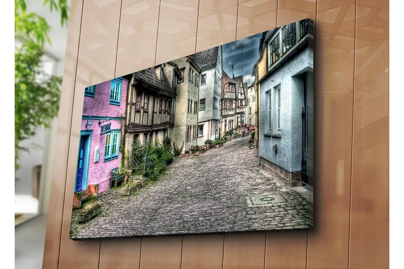 Suurikokoinen canvas-taulu 100x70 cm - Värikäs katu viehättävine taloineen viehättävässä kylässä - Vaaleanpunainen / Sininen / Harmaa - Sisustustuotteet - Taulu & taide - Canvas-taulu