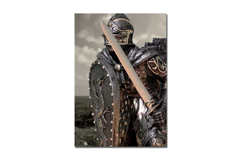 Suurikokoinen canvas-taulu 70x100 cm - Ritari miekan ja kilven kanssa dramaattisessa asennossa, Musta / Hopea / Kulta