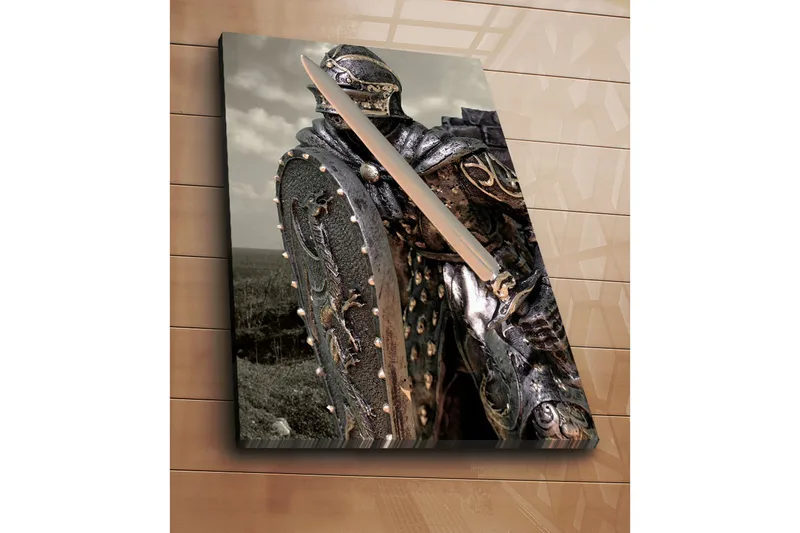 Suurikokoinen canvas-taulu 70x100 cm - Ritari miekan ja kilven kanssa dramaattisessa asennossa - Musta / Hopea / Kulta - Sisustustuotteet - Taulu & taide - Canvas-taulu