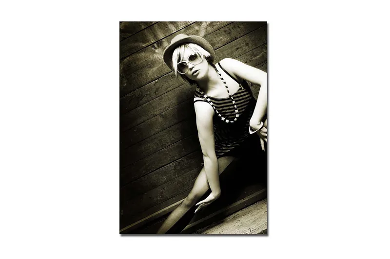 Suurikokoinen canvas-taulu 70x100 cm - Tyylikäs muotokuva naisesta retrouima-asussa, Musta / Valkoinen / Harmaa