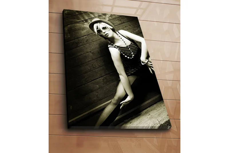 Suurikokoinen canvas-taulu 70x100 cm - Tyylikäs muotokuva naisesta retrouima-asussa - Musta / Valkoinen / Harmaa - Sisustustuotteet - Taulu & taide - Canvas-taulu