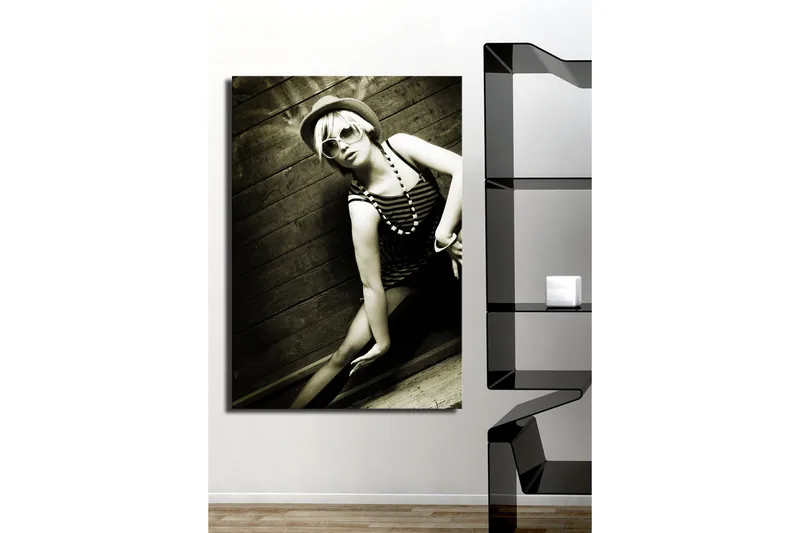 Suurikokoinen canvas-taulu 70x100 cm - Tyylikäs muotokuva naisesta retrouima-asussa - Musta / Valkoinen / Harmaa - Sisustustuotteet - Taulu & taide - Canvas-taulu