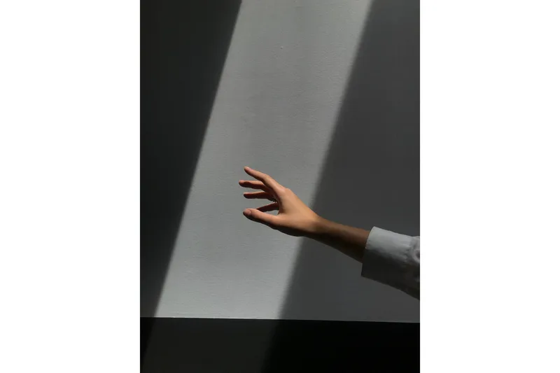 Juliste Reaching Hand 21x30 cm, Harmaa
