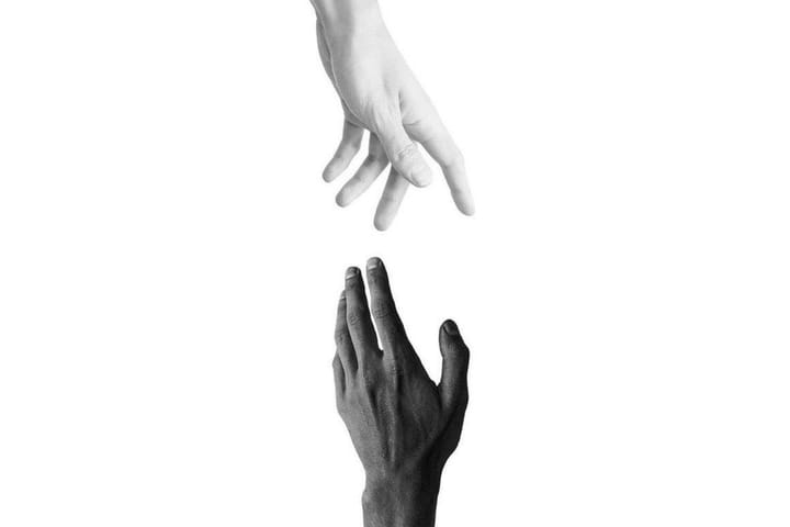 Hands Reach Kuvitius Musta/Valkoinen/Harmaa - 50x70 cm - Juliste