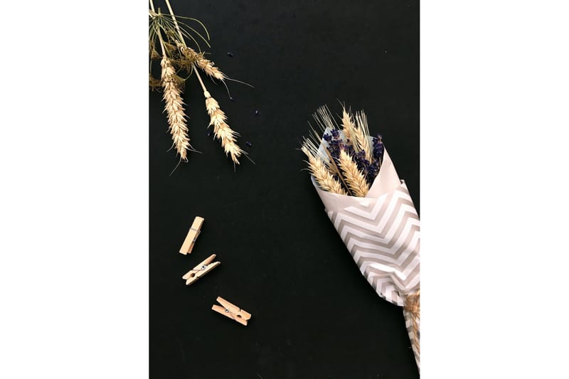 Juliste Flowers on table 50x70 cm, Musta/Beige