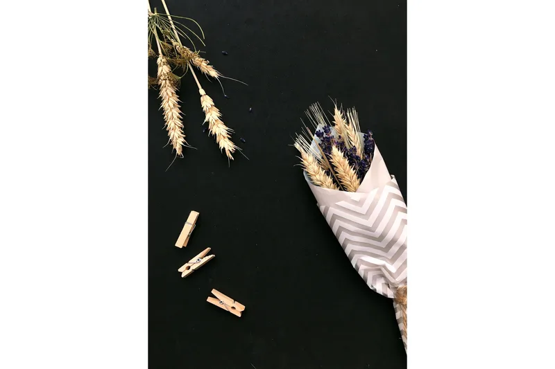 Juliste Flowers on table 70x100 cm, Musta/Beige