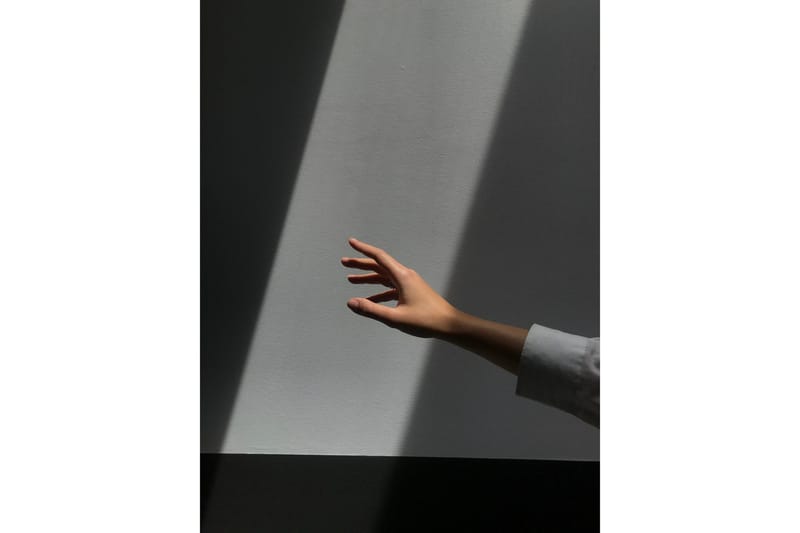 Juliste Reaching Hand 50x70 cm, Harmaa