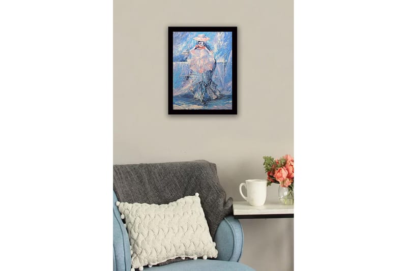 Kehyksiin ripustettu puucanvas - 41x56 cm - Nainen aurinkovarjon kanssa unenomaisessa, sinisessä ympäristössä - Sininen / Vaaleanpunainen / Valkoinen - Sisustustuotteet - Taulu & taide