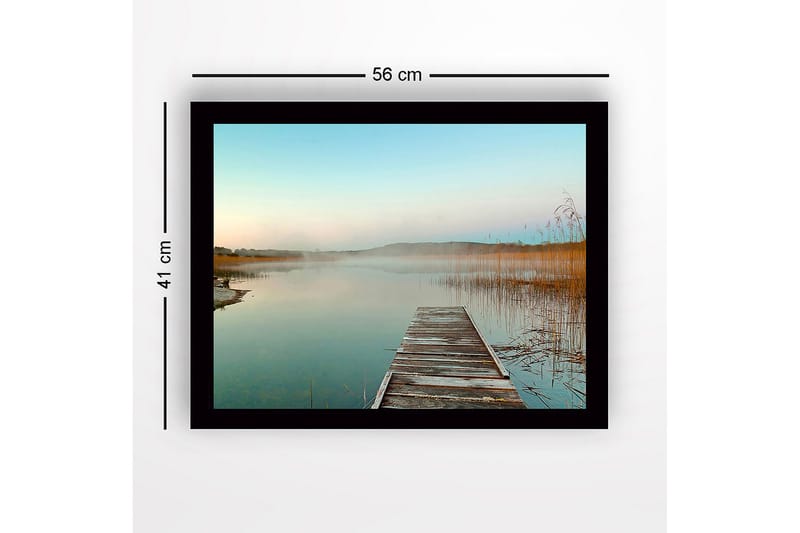 Kehystetty puutaulu canvasille - 41x56 cm - Peilimäinen järvimaisema ja veteen ulottuva puinen laituri - Sininen / Beige / Vihreä - Sisustustuotteet - Taulu & taide