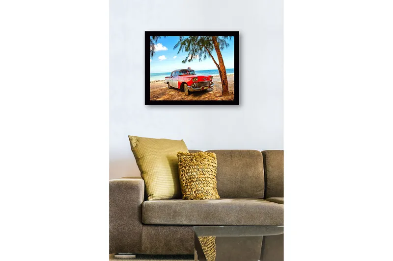 Kehystetty puutaulu canvasille - 41x56 cm - Vanha auto rannalla palmujen taustalla - Punainen / Valkoinen / Harmaa - Sisustustuotteet - Taulu & taide