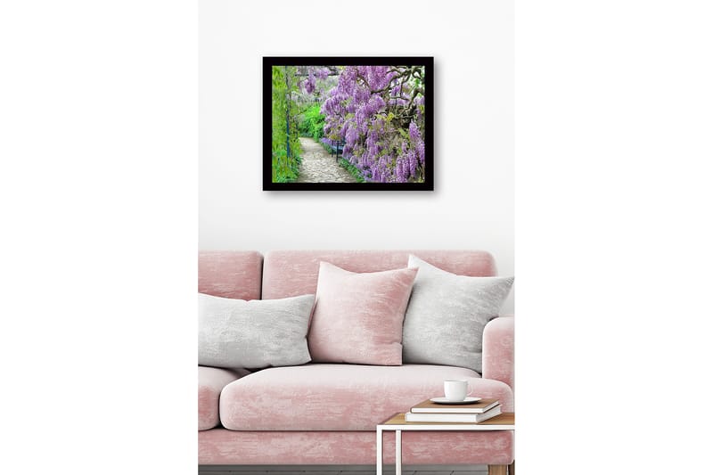 Kehystetty puutaulu canvasille - 41x56 cm - Rehevä kävelytie kukkivalla wisterialla violetin sävyissä - Violetti / Vihreä - Sisustustuotteet - Taulu & taide