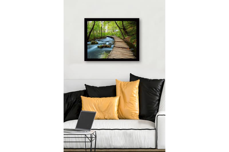 Kehystetty puinen canvas-taulu - 41x56 cm - Rehevä metsäpolku ja puinen silta väreilevän puron yli - Vihreä / Ruskea / Sininen - Sisustustuotteet - Taulu & taide