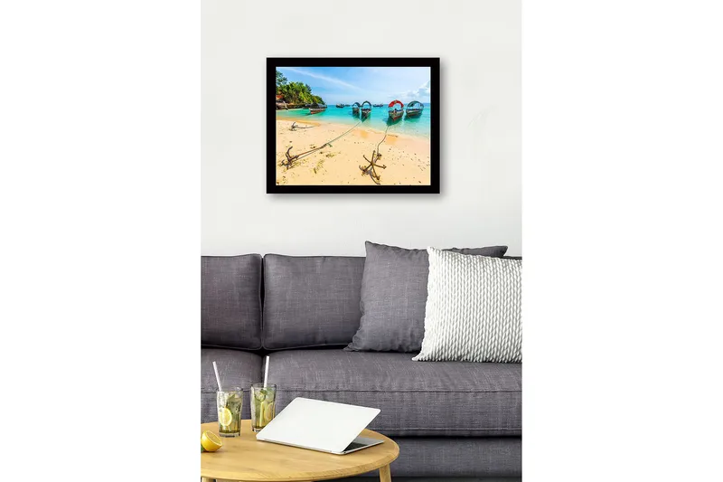Kehystetty puutaulu canvas-taululle - 41x56 cm - Veneet ankkuroituna aurinkoiselle rannalle kirkkaan turkoosin veden kanssa - Turkoosi / Beige / Vihreä - Sisustustuotteet - Taulu & taide