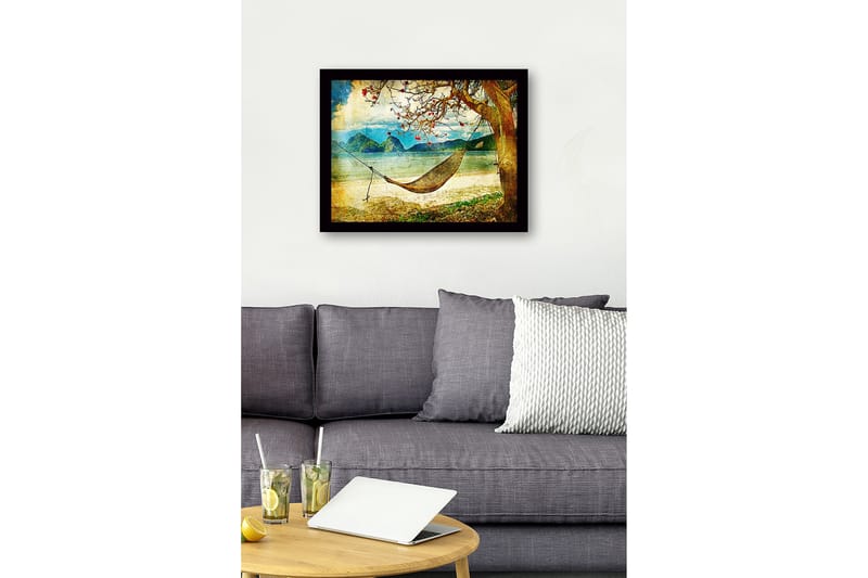Kehystetty puinen canvas-taulu - 41x56 cm - Rentouttava riippumatto puun alla rannalla, taustalla vuoret - Sininen / Vihreä / Beige - Sisustustuotteet - Taulu & taide