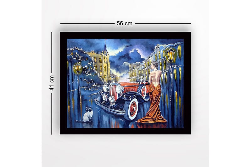 Kehystetty puutaulu canvasille - 41x56 cm - Elegantti nainen punaisessa mekossa klassisen auton vieressä kaupunkiympäristössä - Punainen / Musta / Sininen - Sisustustuotteet - Taulu & taide