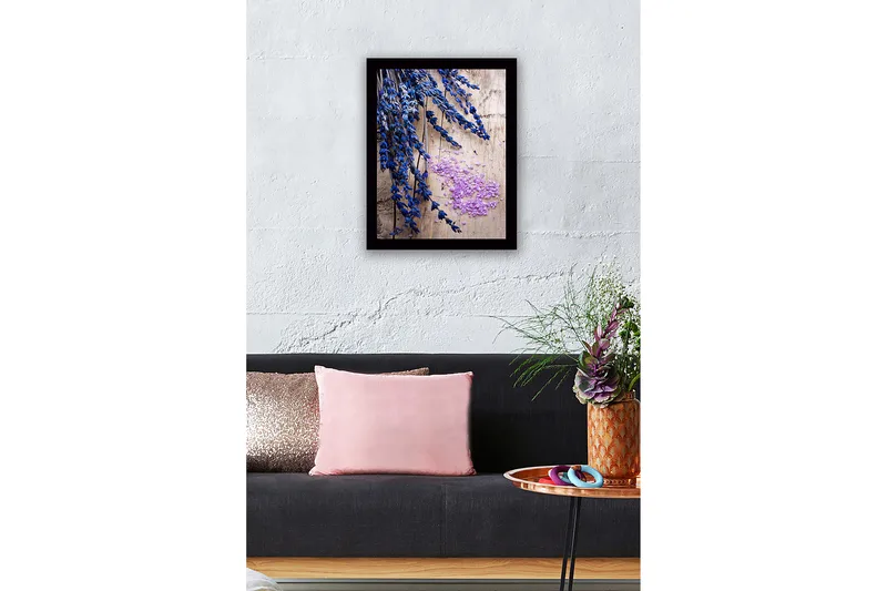 Kehystetty puutaulu canvasille - 41x56 cm - Laventelin kukat vaaleanpunaisilla suolakiteillä - Sininen / violetti - Sisustustuotteet - Taulu & taide