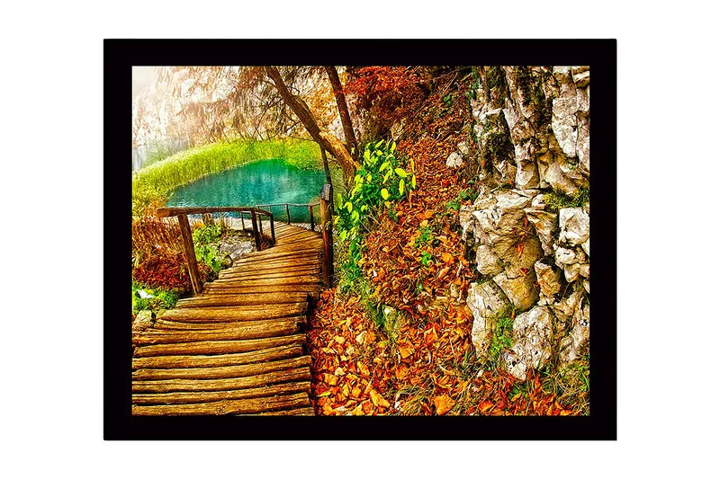 Kehystetty puinen canvas-taulu - 41x56 cm - Kaunis metsäpolku kirkkaan järven rannalla syksyn väreissä, Vihreä / Oranssi / Ruskea