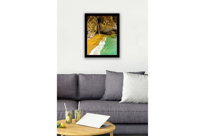 Kehystetty puutaulu canvas-taululla - 41x56 cm - Vesiputous virtaa kallioiden ympäröimään rantapoukamaan - Kulta / Turkoosi / Harmaa - Sisustustuotteet - Taulu & taide