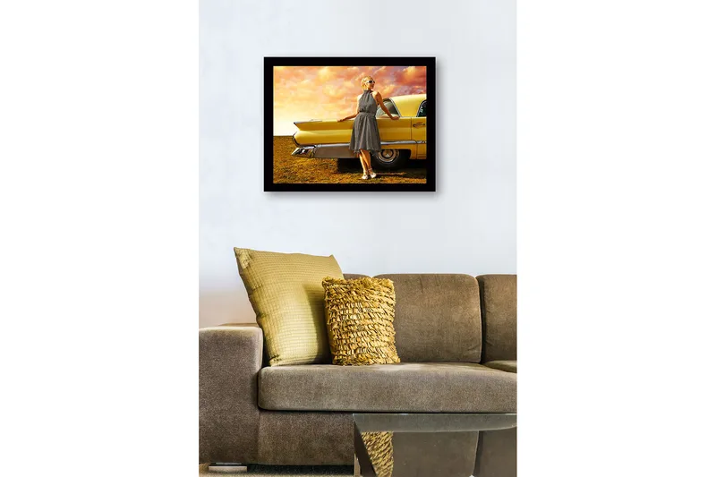 Kehystetty puinen canvas-taulu - 41x56 cm - Nainen pilkullisessa mekossa nojaa vanhaan autoon - Keltainen / Musta / Valkoinen - Sisustustuotteet - Taulu & taide