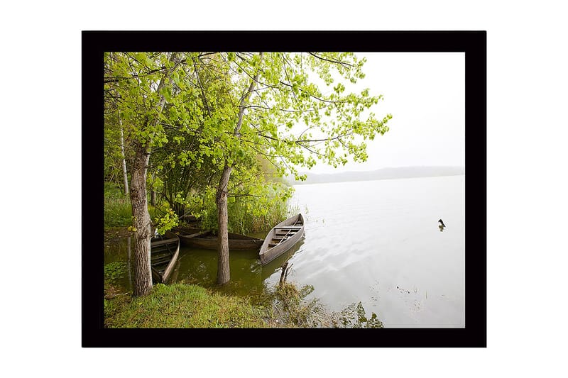 Kehystetty puutaulu canvasille - 41x56 cm - Rauha järven rannalla veneiden ja rehevien puiden keskellä, Vihreä / Ruskea / Harmaa