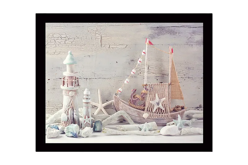 Kehystetty puutaulu canvasille - 41x56 cm - Merellinen rauha veneen ja majakoiden keskellä, Vaaleansininen / Valkoinen / Beige