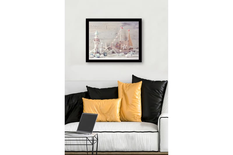 Kehystetty puutaulu canvasille - 41x56 cm - Merellinen rauha veneen ja majakoiden keskellä - Vaaleansininen / Valkoinen / Beige - Sisustustuotteet - Taulu & taide