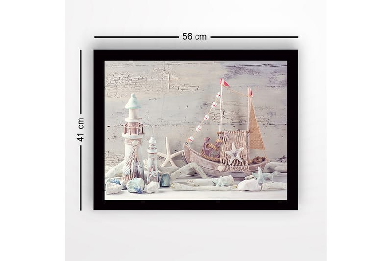Kehystetty puutaulu canvasille - 41x56 cm - Merellinen rauha veneen ja majakoiden keskellä - Vaaleansininen / Valkoinen / Beige - Sisustustuotteet - Taulu & taide