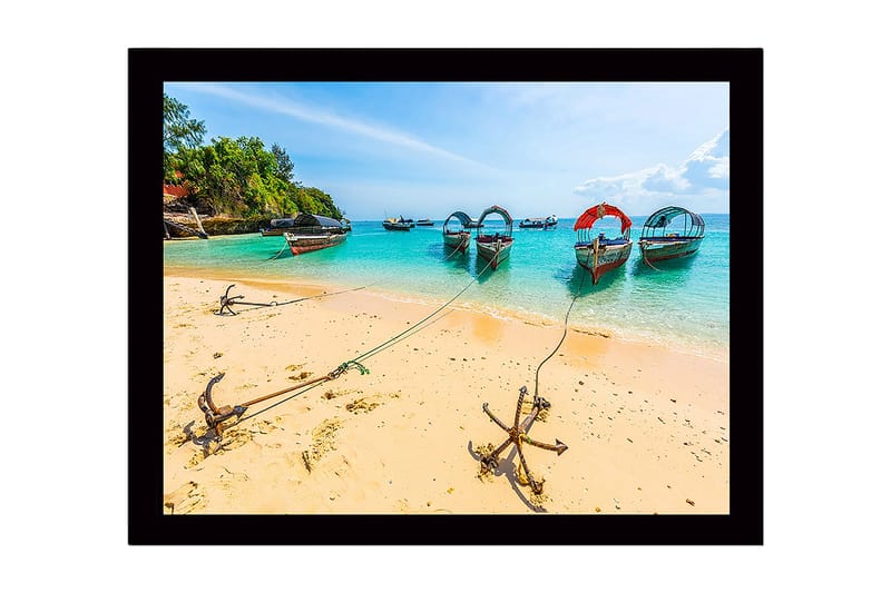 Kehystetty puutaulu canvas-taululle - 41x56 cm - Veneet ankkuroituna aurinkoiselle rannalle kirkkaan turkoosin veden kanssa, Turkoosi / Beige / Vihreä