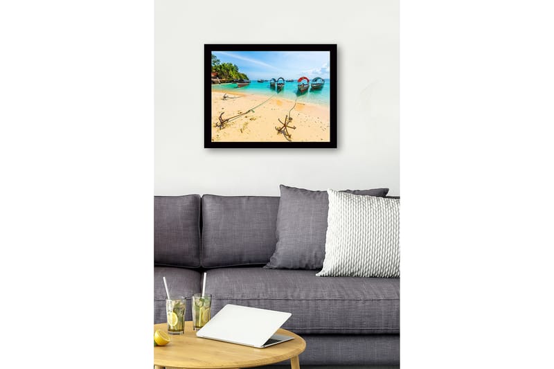 Kehystetty puutaulu canvas-taululle - 41x56 cm - Veneet ankkuroituna aurinkoiselle rannalle kirkkaan turkoosin veden kanssa - Turkoosi / Beige / Vihreä - Sisustustuotteet - Taulu & taide