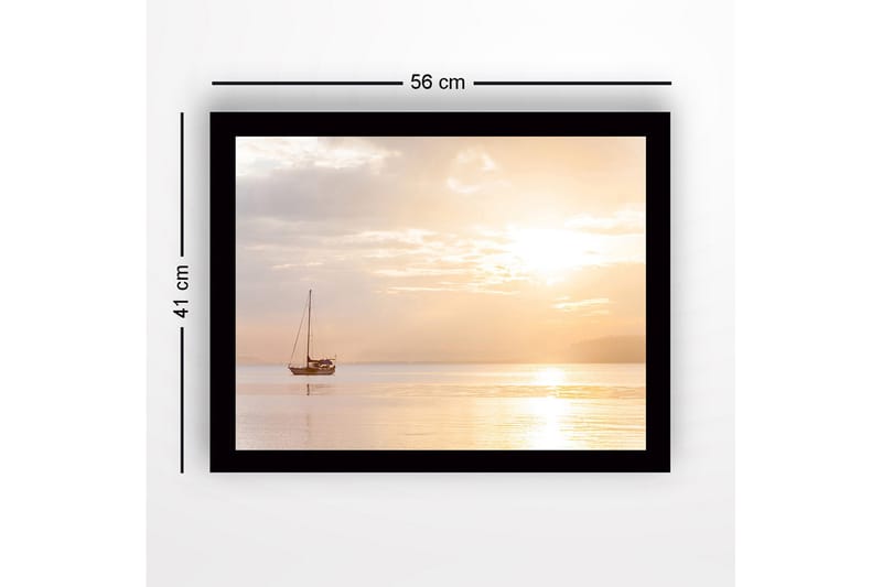 Kehystetty puutaulu canvasille - 41x56 cm - Purjevene peilimäisillä vesipinnoilla auringonlaskun valossa - Vaalean oranssi / Pehmeän keltainen / Harmaa - Sisustustuotteet - Taulu & taide