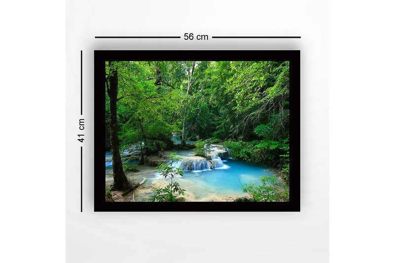 Kehystetty puutaulu canvasille - 41x56 cm - Kaunis vesiputous rehevässä metsäympäristössä - Vihreä / Sininen / Beige - Sisustustuotteet - Taulu & taide