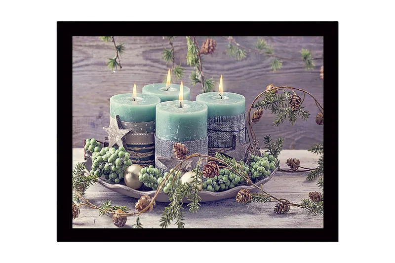 Kehystetty puutaulu canvasille - 41x56 cm - Talvikoristeena sytytettyjä kynttilöitä kuusenoksilla ja käpyillä, Vihreä / Vaaleansininen / Beige