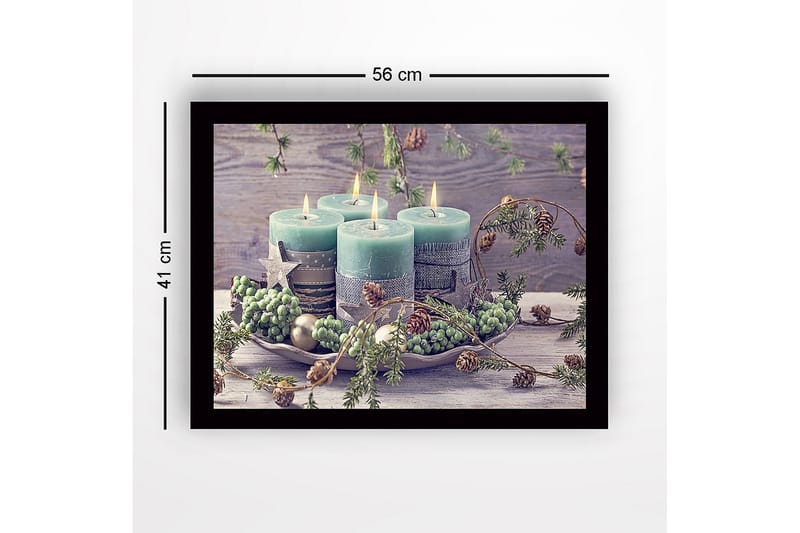 Kehystetty puutaulu canvasille - 41x56 cm - Talvikoristeena sytytettyjä kynttilöitä kuusenoksilla ja käpyillä - Vihreä / Vaaleansininen / Beige - Sisustustuotteet - Taulu & taide