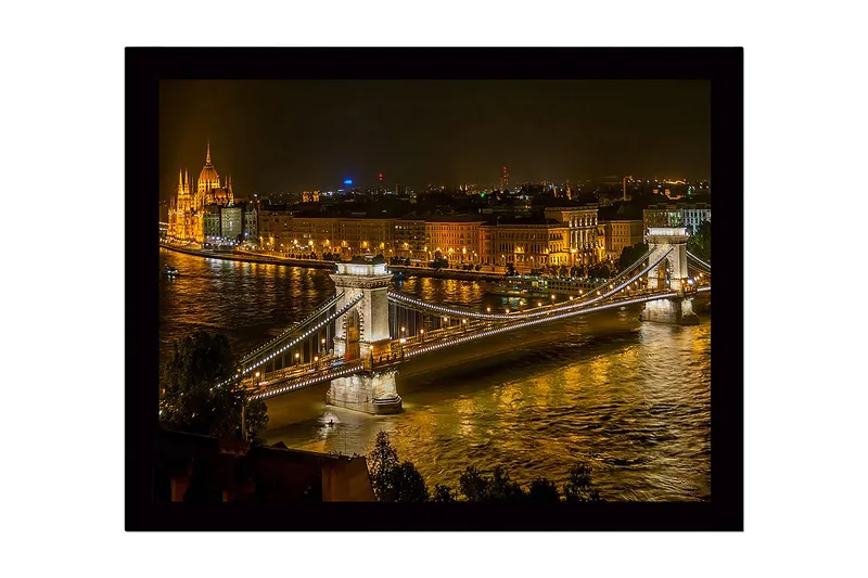 Kehystetty puinen canvas-taulu - 41x56 cm - Kaunis yönäkymä Ketjusillasta Budapestissa s äihkyvien kaupungin valojen kera, Kulta / Tummansininen / Harmaa