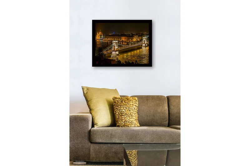 Kehystetty puinen canvas-taulu - 41x56 cm - Kaunis yönäkymä Ketjusillasta Budapestissa säihkyvien kaupungin valojen kera - Kulta / Tummansininen / Harmaa - Sisustustuotteet - Taulu & taide