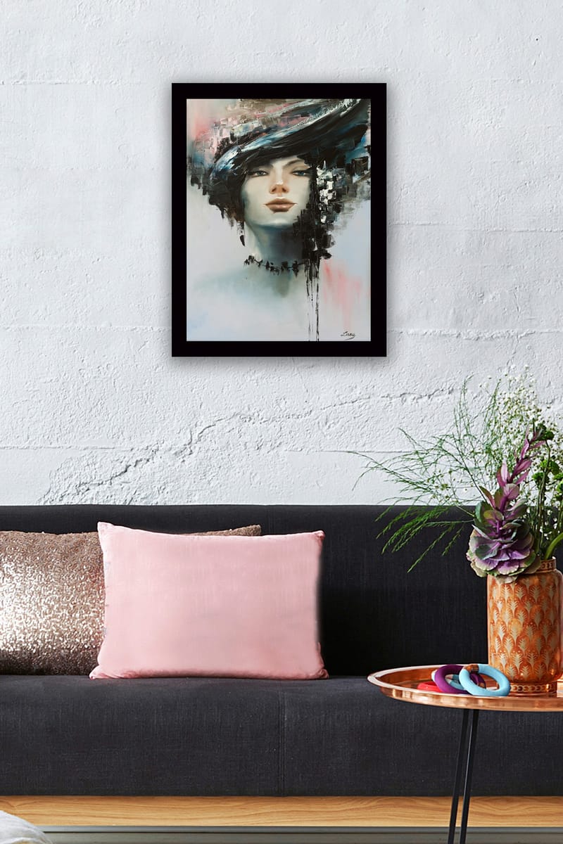Kehystetty puinen canvas-taulu - 41x56 cm - Muotokuva naisesta dramaattisessa kampauksessa - Musta / Ihonväri / Vaaleansininen - Sisustustuotteet - Taulu & taide
