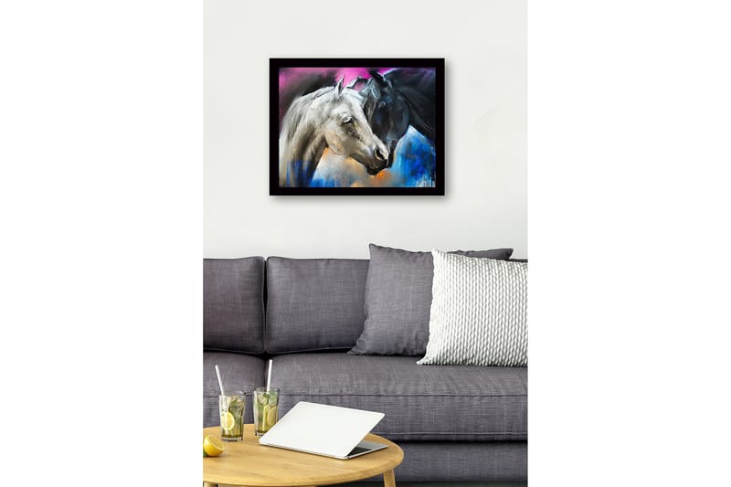 Kehystetty puutaulu canvasille - 41x56 cm - Kaksi kontrastiväristä hevosta, toinen valkoinen ja toinen musta, kohtaavat dynaamisessa sommitelmassa - Valkoinen / Musta / Sininen - Sisustustuotteet - Taulu & taide