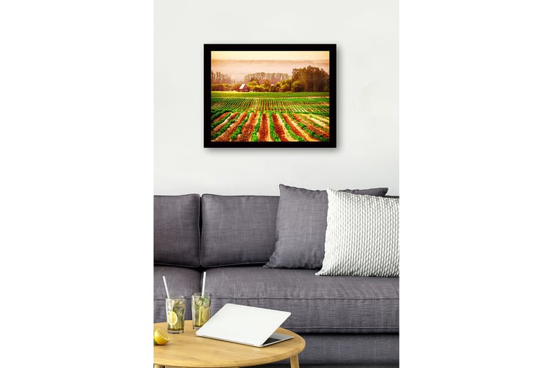 Kehystetty puinen canvas-taulu - 41x56 cm - Maaseutumaisema punaisella talolla, jota ympäröivät vihreät ja kynnetyt pellot - Vihreä / Oranssi / Punainen - Sisustustuotteet - Taulu & taide