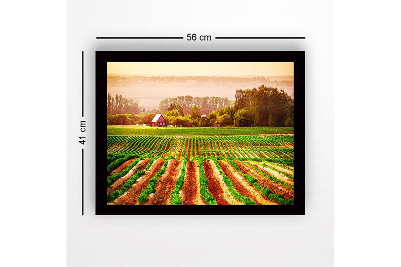 Kehystetty puinen canvas-taulu - 41x56 cm - Maaseutumaisema punaisella talolla, jota ympäröivät vihreät ja kynnetyt pellot - Vihreä / Oranssi / Punainen - Sisustustuotteet - Taulu & taide